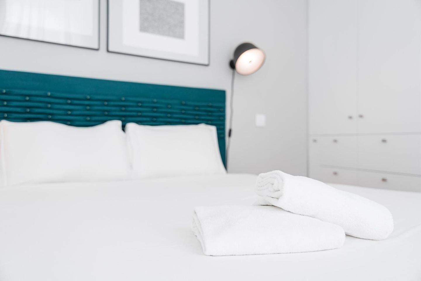 Guestready - Colorful Apt Near Agosto Station Porto Eksteriør billede