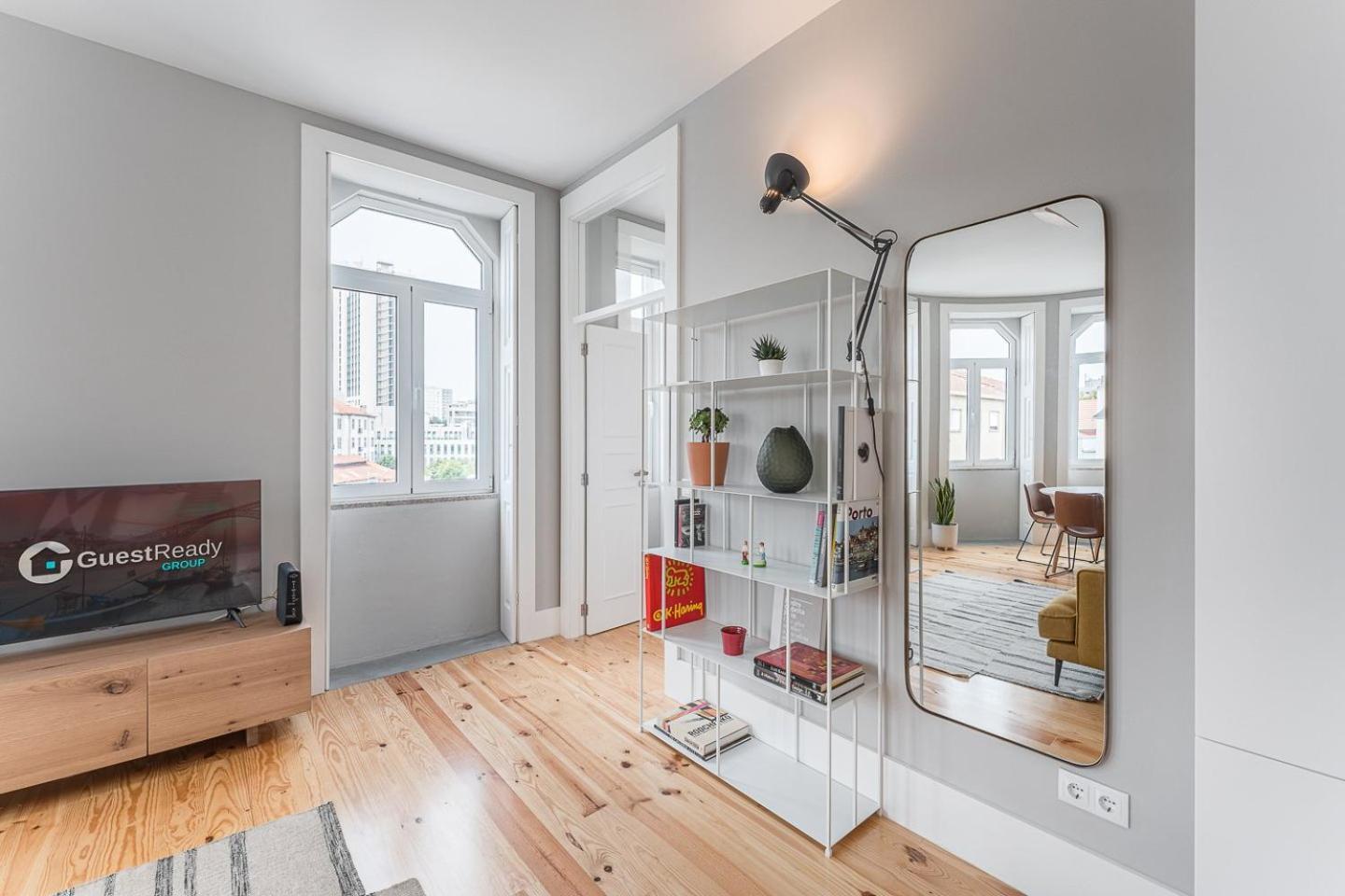 Guestready - Colorful Apt Near Agosto Station Porto Eksteriør billede